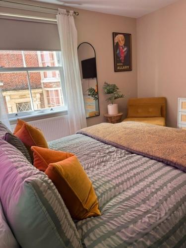 Ένα ή περισσότερα κρεβάτια σε δωμάτιο στο The Distillery Room