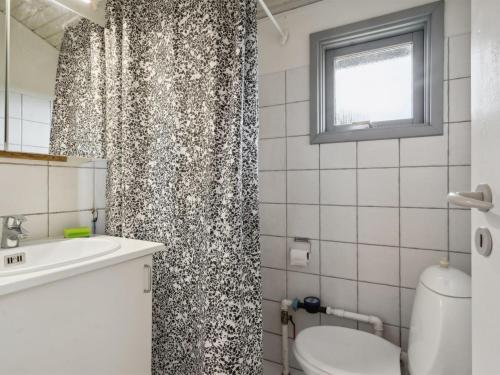 Koupelna v ubytování Holiday Home Bridgette - 100m from the sea by Interhome