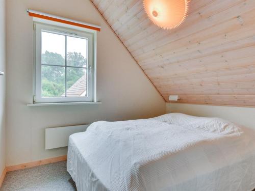Una cama o camas en una habitación de Holiday Home Tamia - 100m to the inlet by Interhome