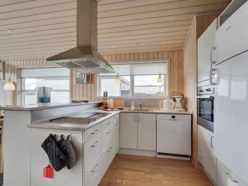 Η κουζίνα ή μικρή κουζίνα στο Holiday Home Sointu - 250m from the sea by Interhome