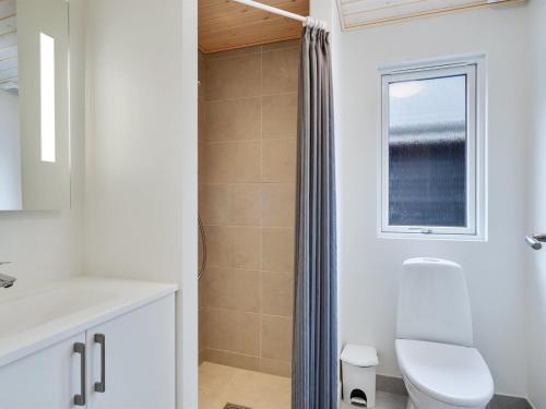 Bilik mandi di Holiday Home Jorn - 75m from the sea by Interhome