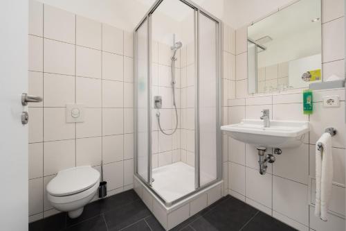 Ένα μπάνιο στο Hotel CampusZwei Komfortable Doppelzimmer & Apartments mit Küche Zentral in Ludwigsburg ideal für Business & Langzeitaufenthalte optional mit Frühstück