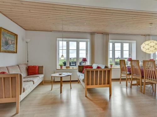 un salon avec un canapé et une table dans l'établissement Holiday Home Joran - 120m from the sea by Interhome, à Tranekær