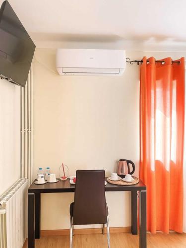 Una televisión o centro de entretenimiento en Paris By Palacium Group