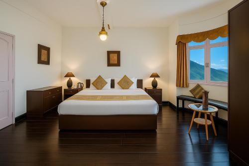 大吉岭Central Gleneagles Heritage Resort Former Bungalow of Ex-TATA Chairman Russi Mody The Mall Road Darjeeling的一间有床和窗户的酒店房间