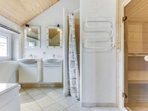 Koupelna v ubytování Holiday Home Sigbritt - 100m from the sea by Interhome