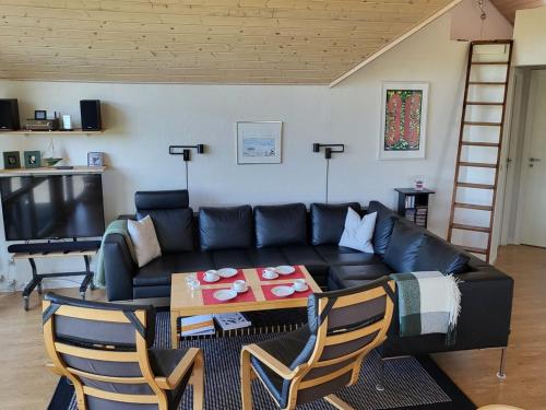 TV a/nebo společenská místnost v ubytování Holiday Home Sigbritt - 100m from the sea by Interhome