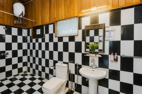 大吉岭Central Gleneagles Heritage Resort Former Bungalow of Ex-TATA Chairman Russi Mody The Mall Road Darjeeling的带有黑白格子墙的浴室