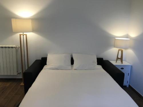 ニースにあるPalais Sapho Residenceのランプ2つが付いた部屋のベッド1台