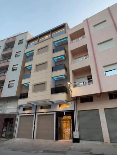 un edificio de apartamentos con una puerta delante en Edificio seramica, en Fnidek
