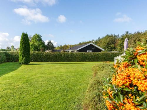 Κήπος έξω από το Holiday Home Joona - 600m from the sea by Interhome