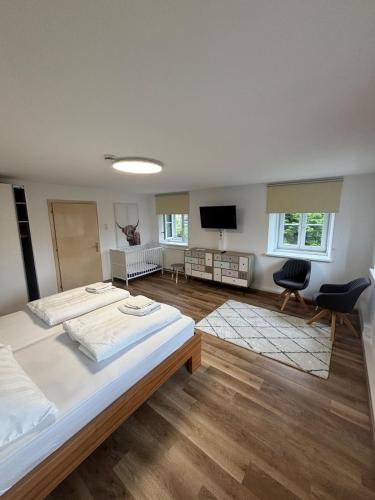 Un dormitorio con dos camas y un televisor de pantalla plana. en Christoph's mountain and lake view, en Pflach