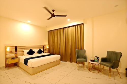 Ένα ή περισσότερα κρεβάτια σε δωμάτιο στο The GM Premium Hotel Near Shree Khatu Shyam Ji Mandir