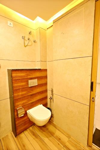 Ένα μπάνιο στο The GM Premium Hotel Near Shree Khatu Shyam Ji Mandir