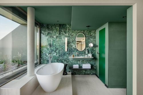 Ένα μπάνιο στο Leon Hotel & Lounge