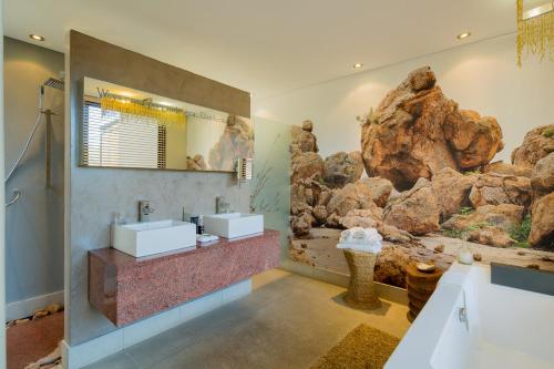 Bilik mandi di The Olive Exclusive All-Suite Hotel