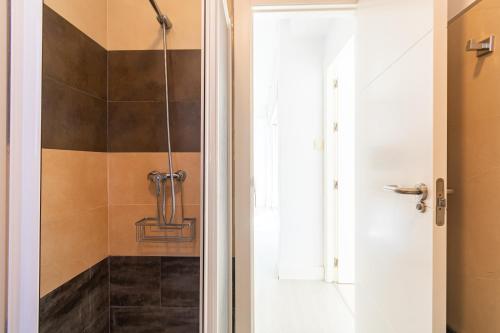 a bathroom with a shower with a glass door at Paraíso Frente al Mar con Piscina - By Aloha Palma in Águilas