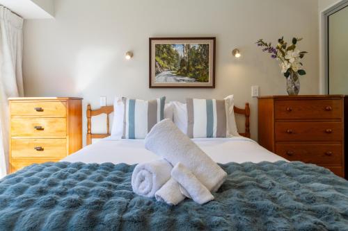 Un dormitorio con una cama con toallas. en Your Home Away From Home on Barrington Street, en Christchurch