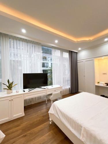 a bedroom with a large bed and a large window at Châu Giang Homestay, Nera Garden Huế in Thôn Văn Dương