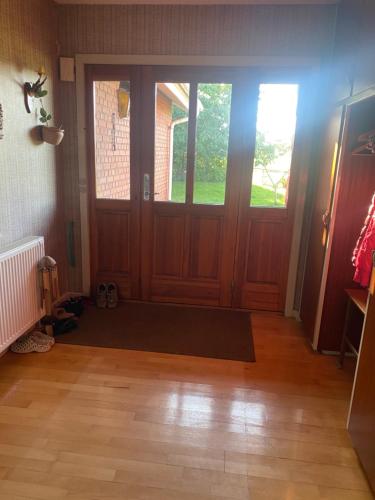 a front door of a house with a rug on the floor at Flot hus med flot natur in Holeby