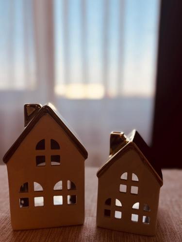 two brown houses sitting on top of a table at DOM STUDIO Suceava in Suceava