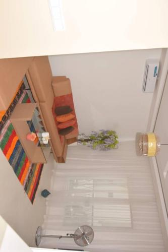 Una vista aérea de una escalera en una habitación. en Nenuphar, en Dakar