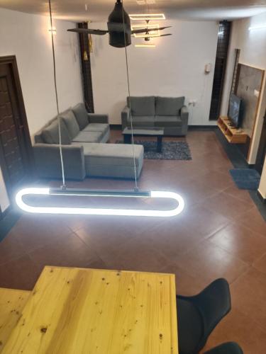 Χώρος καθιστικού στο Modern Independent House