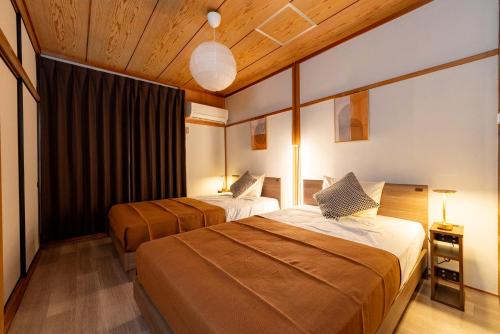 una stanza con due letti in una stanza di 8 min from Nagoya St 6 beds 3 bedroom Free parking a Nagoya