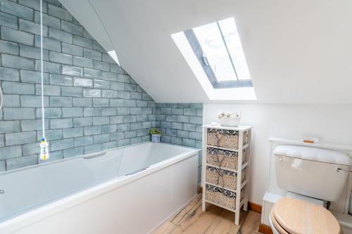 bagno con vasca e servizi igienici di Arthur's Cottage Visit England 4 star Cottage in Norfolk a Edingthorpe