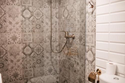a bathroom with a shower with a toilet at Uroczysko Oleśnica in Chodzież