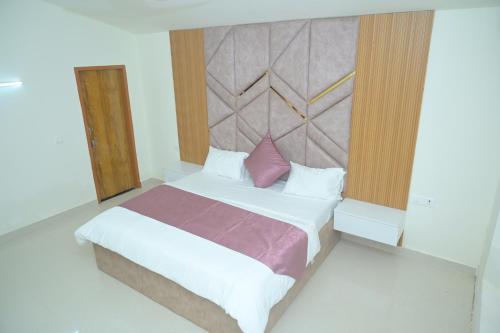 Katil atau katil-katil dalam bilik di Gurgaon Farmhouse 3 BHK with Private Pool and Big Lawn