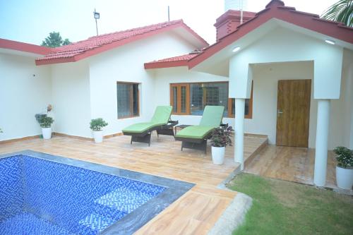 Kolam renang di atau dekat dengan Gurgaon Farmhouse 3 BHK with Private Pool and Big Lawn