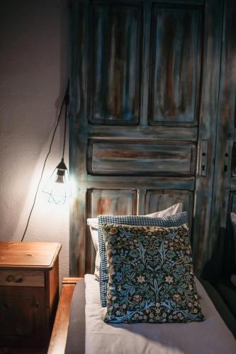 a bed with a wooden headboard and a pillow at Uroczysko Oleśnica in Chodzież