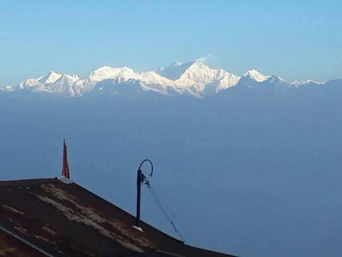 - une vue sur les montagnes enneigées au loin dans l'établissement Kynance Homestay, à Kalimpong