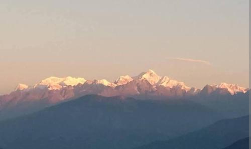- une vue sur une chaîne de montagnes enneigée avec un lac dans l'établissement Kynance Homestay, à Kalimpong