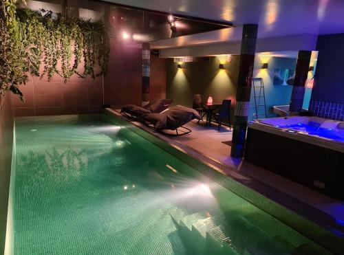 Πισίνα στο ή κοντά στο Evening Spa Package 9pm to Noon