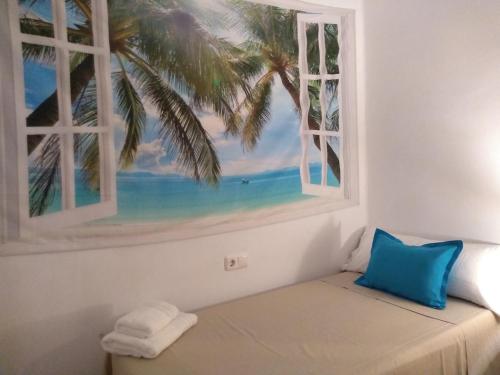 une chambre avec vue sur la plage depuis la fenêtre dans l'établissement Centro Ciudad Parque M & Parking Gratis, à Avilés