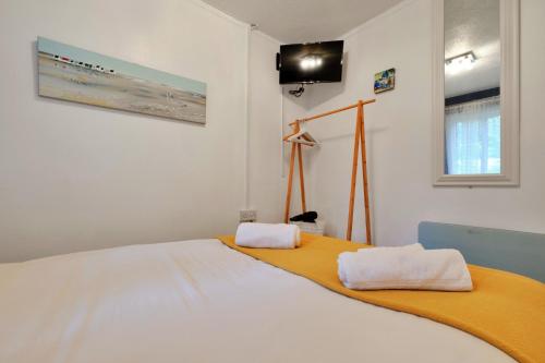 ein Schlafzimmer mit einem Bett mit zwei Handtüchern darauf in der Unterkunft Finest Retreats - Joyful Cottage in Saint Erth