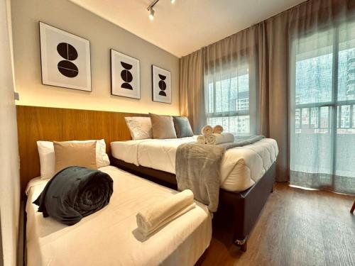 um quarto com duas camas e uma janela em 301 - Rentaqui Studio Perdizes Allianz em São Paulo
