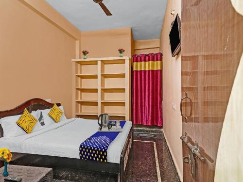 Postel nebo postele na pokoji v ubytování Hotel O Sree Krishna