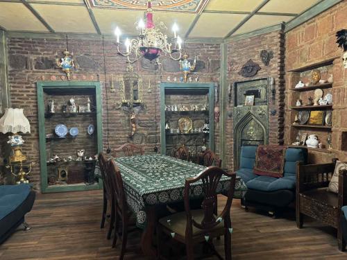 Un comedor con una mesa y una pared de ladrillos. en Villa Tabori, en Tiflis