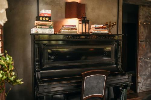 a black fireplace with a cake on top of it at Uroczysko Oleśnica in Chodzież