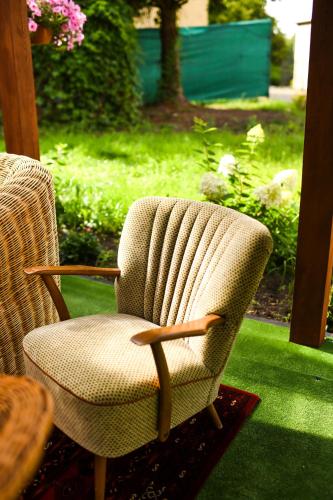 a wicker chair sitting next to a table on a patio at Uroczysko Oleśnica in Chodzież