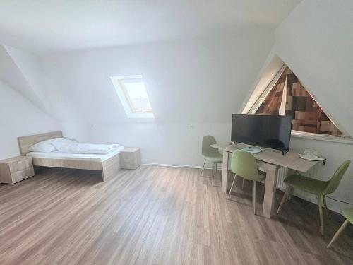 a room with a desk with a computer and a bed at Tercia Kópháza Panzió B in Kópháza
