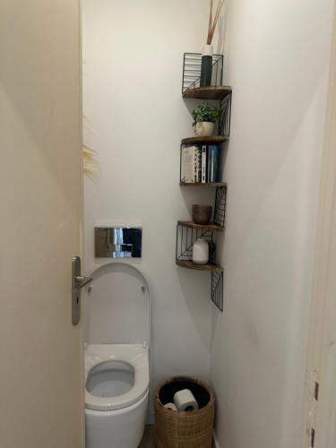 ein Badezimmer mit einer Toilette mit Regalen an der Wand in der Unterkunft Vila Nogueira De Azeitao - Amaral's Guest Houses in Villa Nogueira