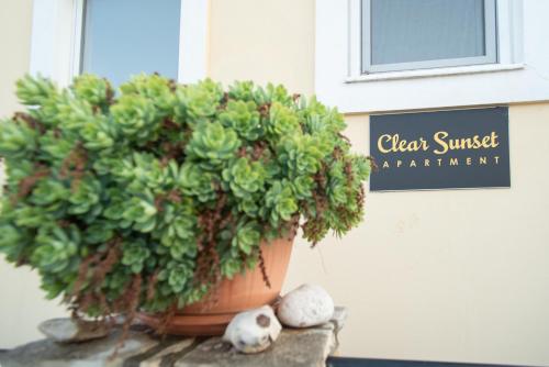 Clear Sunsetに飾ってある許可証、賞状、看板またはその他の書類
