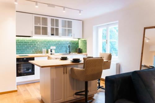 une cuisine avec une table et des chaises dans une pièce dans l'établissement Castelului Boutique-Old Town-Free Private Parking, à Braşov