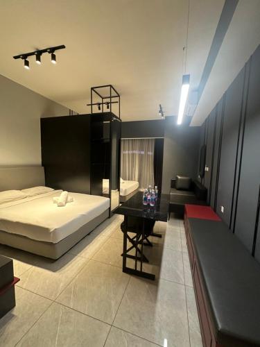 Ένα ή περισσότερα κρεβάτια σε δωμάτιο στο Luxury Suites AT Axon Residence
