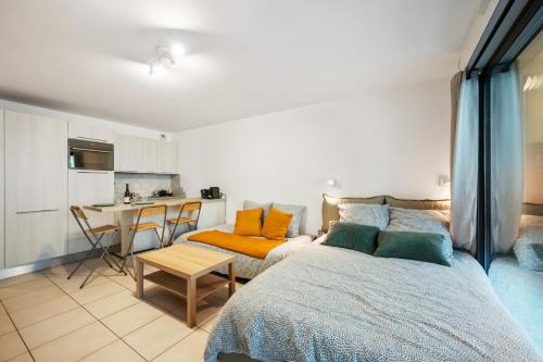 Postel nebo postele na pokoji v ubytování Cozy studio with terrace, Monaco and beach 5 min away