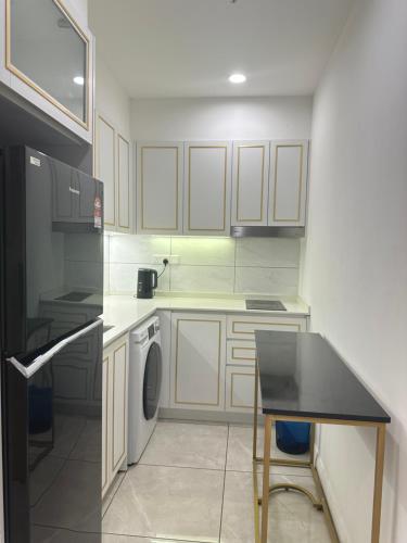 Η κουζίνα ή μικρή κουζίνα στο Luxury Suites AT Axon Residence